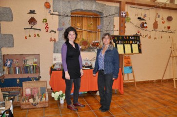 Claudia y Paloma ante el rincón de cerámica